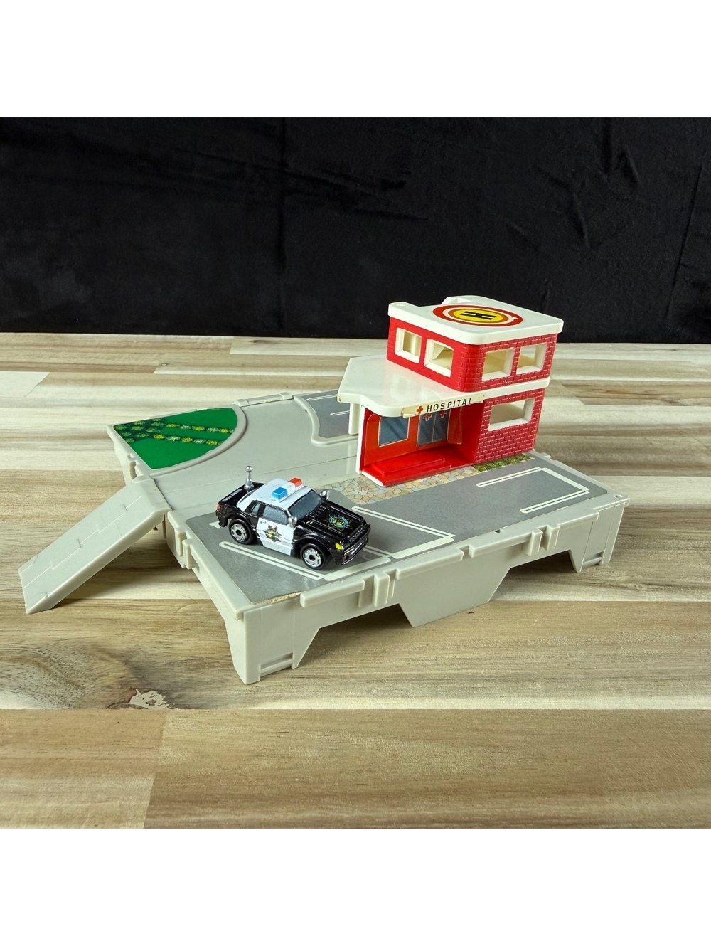Vintage 1987 Galoob Micro Machines Travel City HOSPITAL Playset